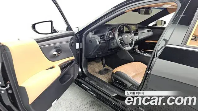 Lexus ES300h 2022 — ფოტო 8/33