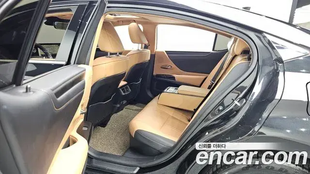 Lexus ES300h 2022 — ფოტო 6/33