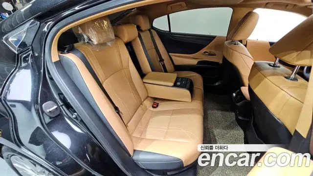 Lexus ES300h 2022 — ფოტო 23/33