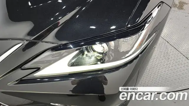 Lexus ES300h 2022 — ფოტო 33/33