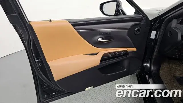 Lexus ES300h 2022 — ფოტო 30/33