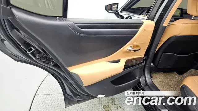 Lexus ES300h 2022 — ფოტო 31/33