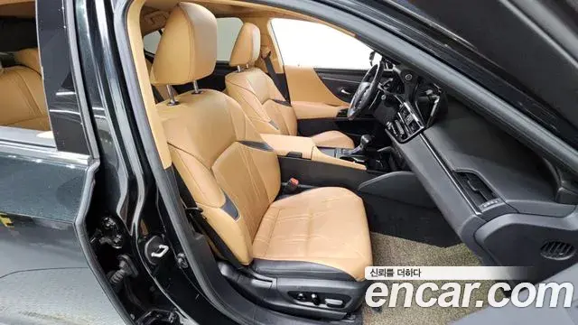 Lexus ES300h 2022 — ფოტო 18/33