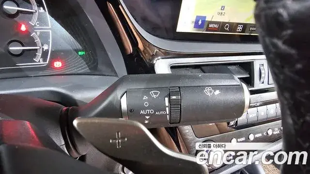 Lexus ES300h 2022 — ფოტო 14/33