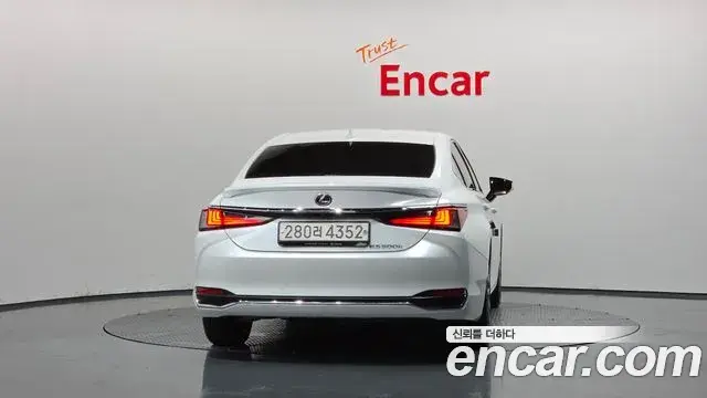 Lexus ES300h 2023 — Şəkil 19/40