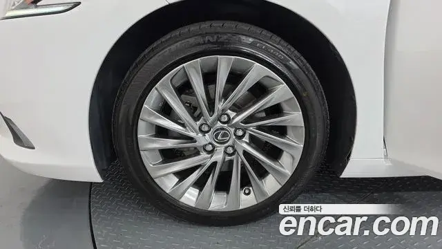 Lexus ES300h 2023 — Şəkil 16/40