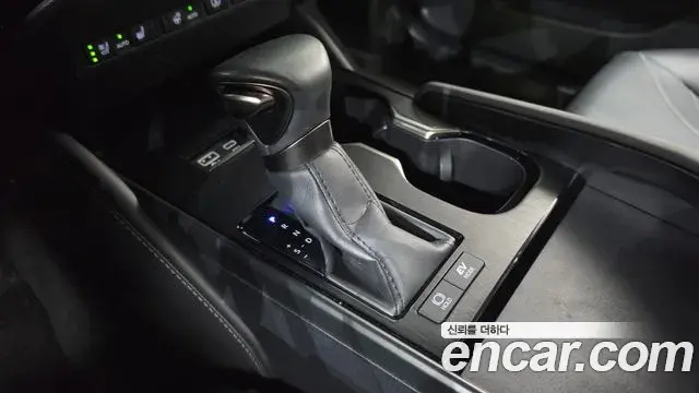 Lexus ES300h 2023 — Şəkil 27/40