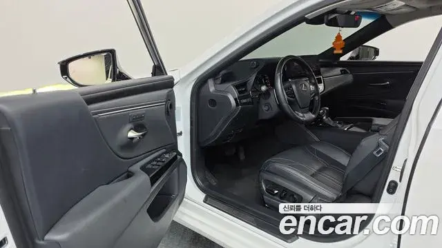 Lexus ES300h 2023 — Şəkil 34/40