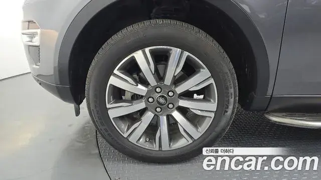 Land Rover Discovery Sport 2018 — ფოტო 8/31