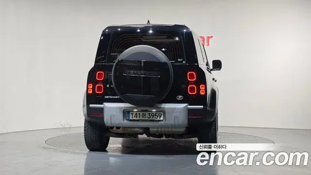 Land Rover Defender 2021 — Фото 4/20