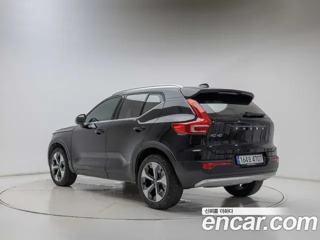 Volvo XC40 2023 — Şəkil 17/19