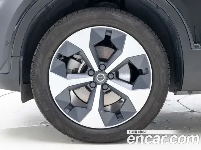 Volvo XC40 2023 — Şəkil 8/19