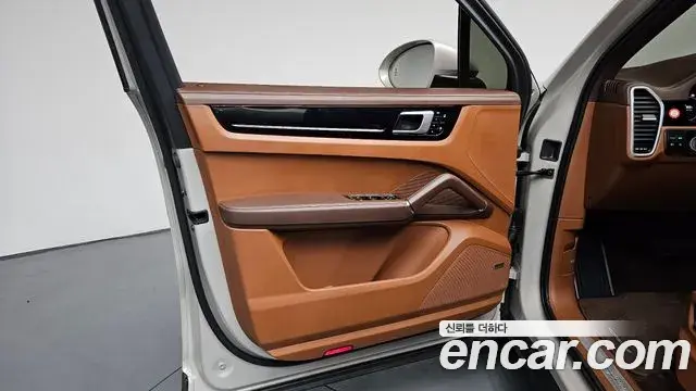 Porsche Cayenne 2021 — ფოტო 33/36