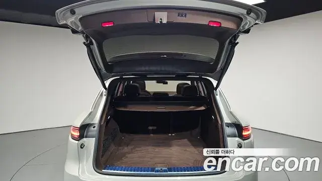 Porsche Cayenne 2021 — ფოტო 11/36