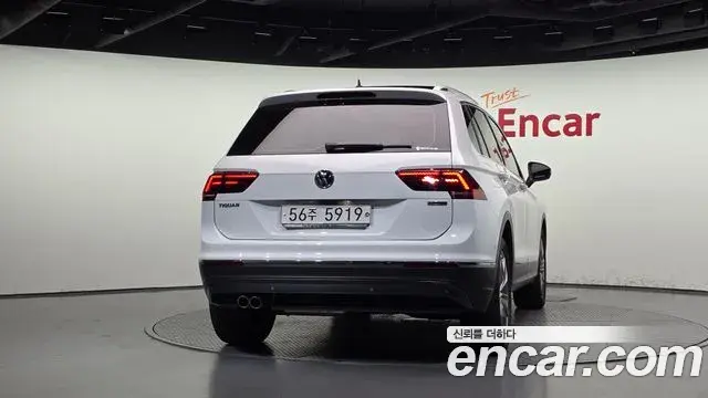 Volkswagen Tiguan 2018 — ფოტო 18/36