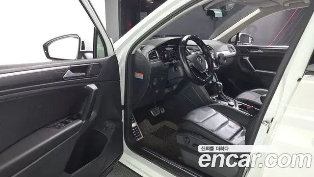 Volkswagen Tiguan 2018 — ფოტო 20/36