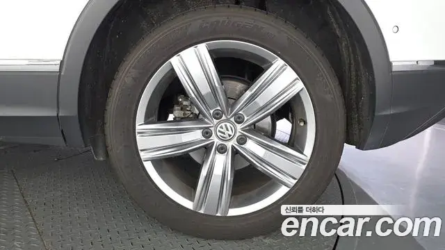 Volkswagen Tiguan 2018 — ფოტო 11/36