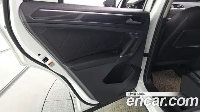 Volkswagen Tiguan 2018 — ფოტო 22/36