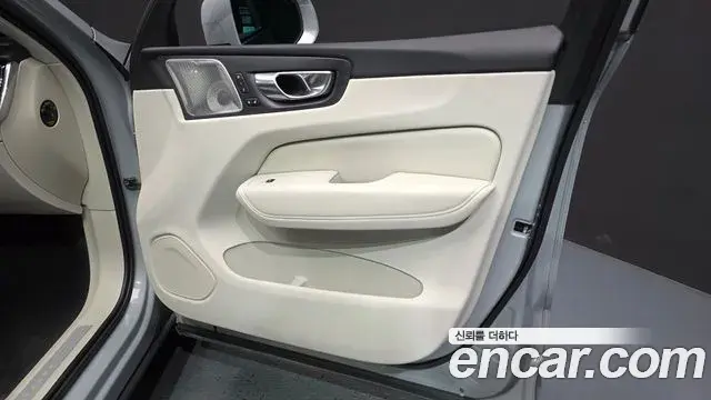 Volvo XC60 2024 — Photo 28/37