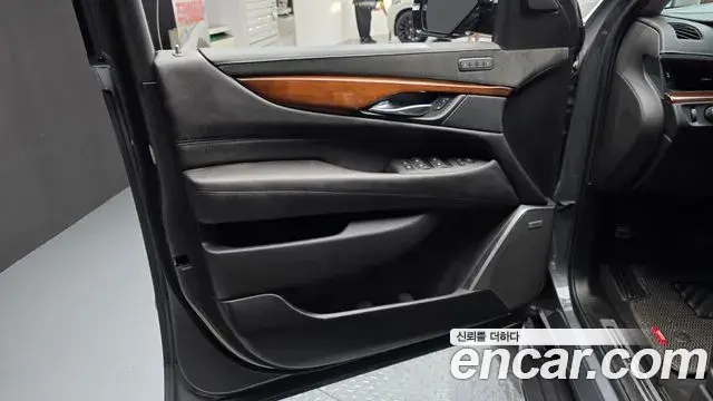 Cadillac Escalade 2019 — Photo 1/40
