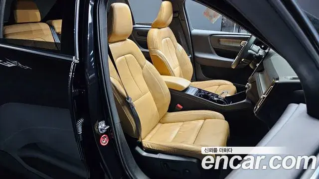 Volvo XC40 2022 — Photo 13/40