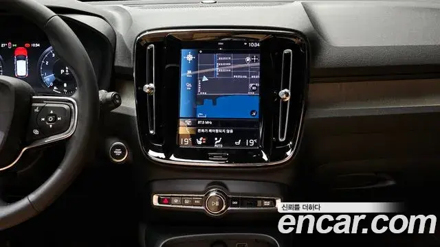 Volvo XC40 2022 — Photo 11/40
