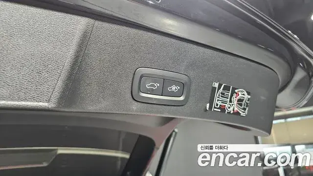 Volvo XC40 2022 — Photo 16/40