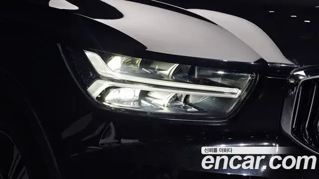 Volvo XC40 2022 — Photo 33/40