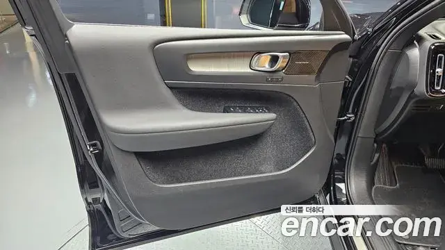 Volvo XC40 2022 — Photo 28/40