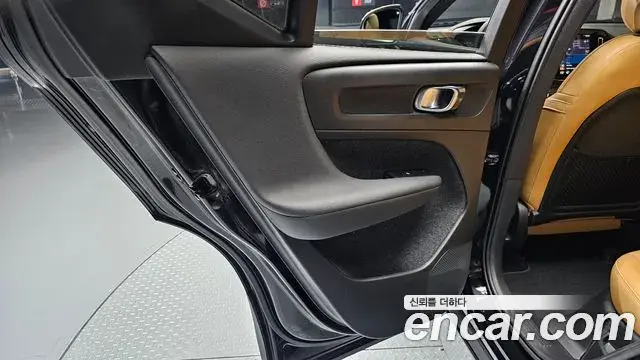 Volvo XC40 2022 — Photo 12/40