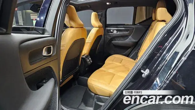Volvo XC40 2022 — Photo 4/40