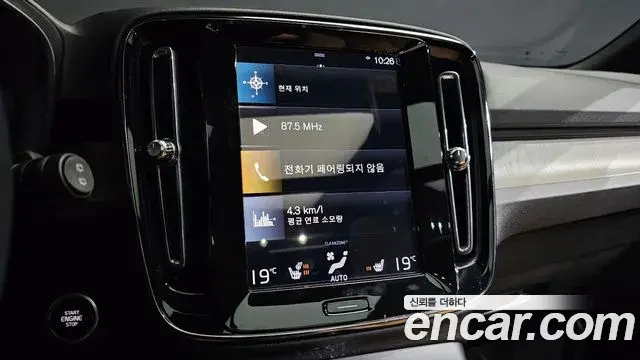Volvo XC40 2022 — Photo 2/40