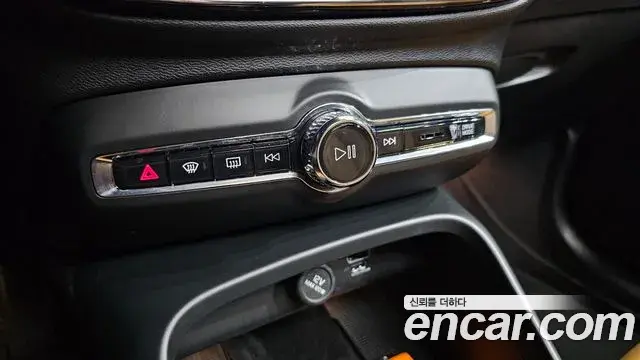 Volvo XC40 2022 — Photo 7/40