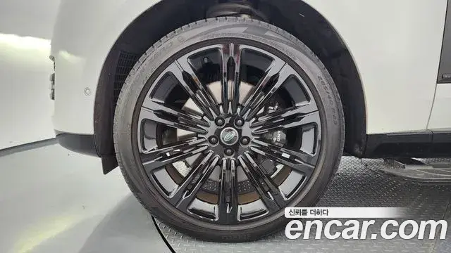 Land Rover Range Rover 2024 — ფოტო 28/39