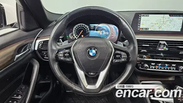 BMW 5 Series 2018 — Фото 12/20