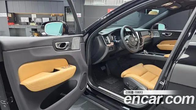Volvo XC60 2023 — Photo 28/36