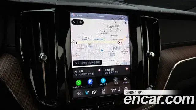 Volvo XC60 2023 — Photo 14/36