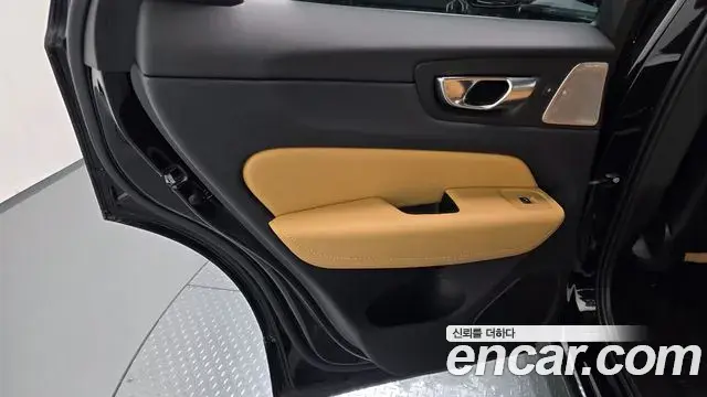 Volvo XC60 2023 — Photo 8/36