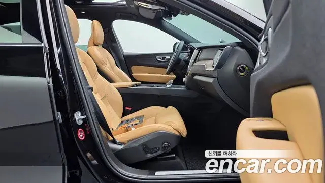 Volvo XC60 2023 — Photo 33/36