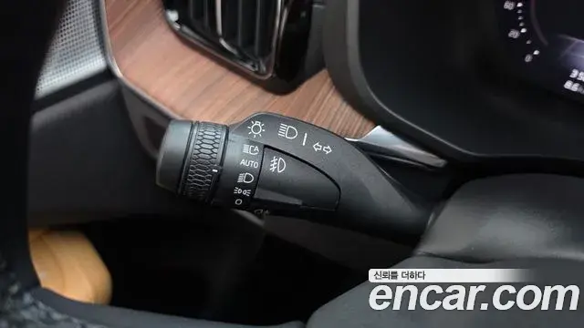 Volvo XC60 2023 — Photo 25/36