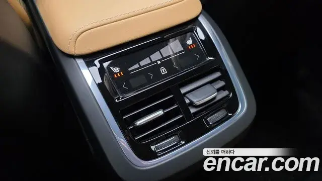 Volvo XC60 2023 — Photo 34/36