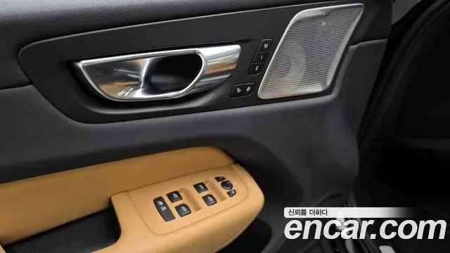 Volvo XC60 2023 — Photo 2/36