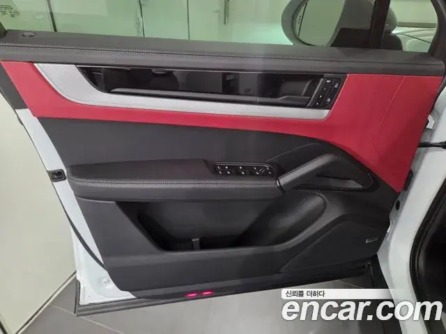Porsche Cayenne 2023 — Photo 8/20