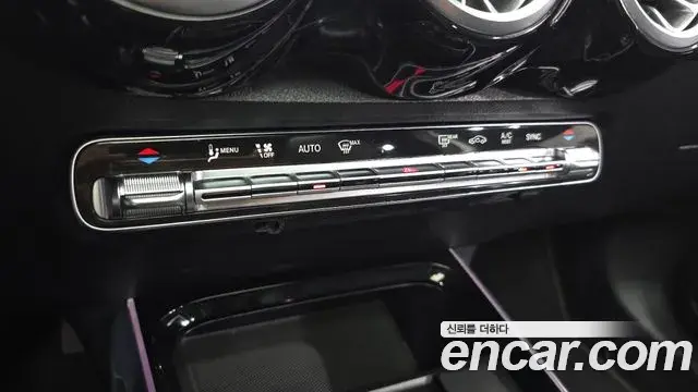 Mercedes-Benz GLB-Class 2022 — ფოტო 16/20