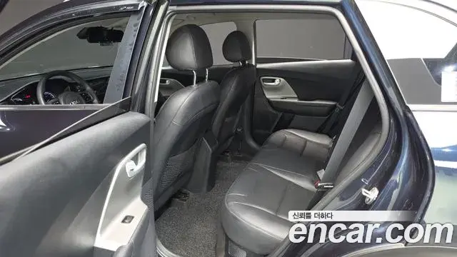 Kia Niro 2020 — Фото 11/19