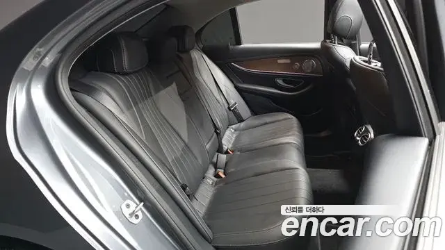 Mercedes-Benz E-Class 2018 — Фото 11/20