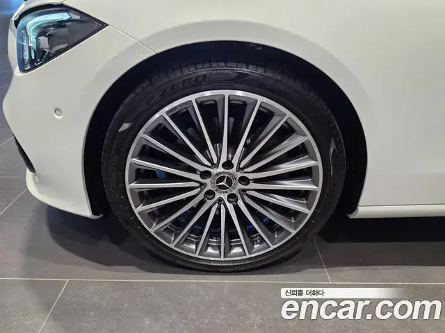 Mercedes-Benz C-Class 2025 — Photo 4/20