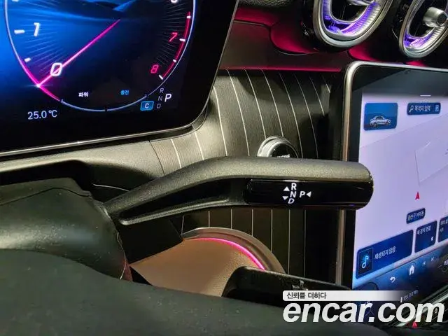 Mercedes-Benz C-Class 2025 — Photo 8/20