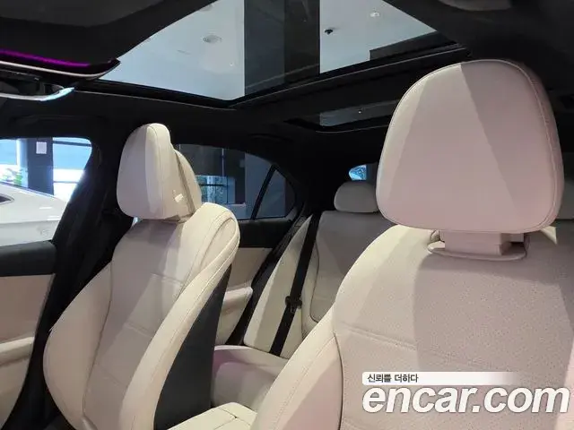 Mercedes-Benz C-Class 2025 — Photo 18/20