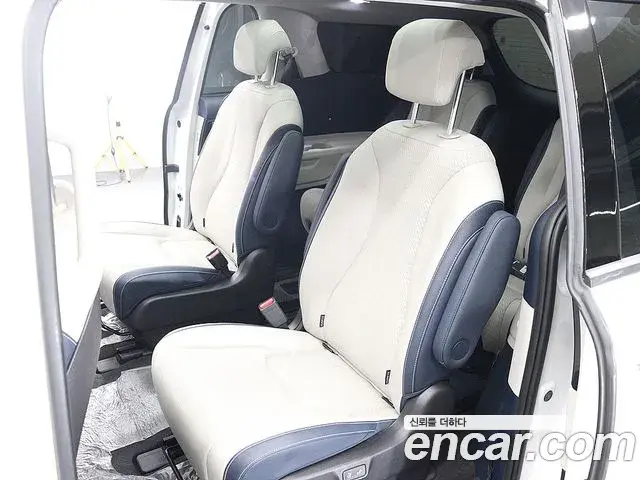 Kia Carnival 2024 — ფოტო 18/20